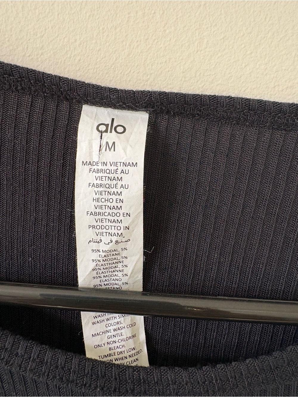 ALO Yoga Black Ribbed Long-Sleeve Ruched Top - Picture 2 of 4